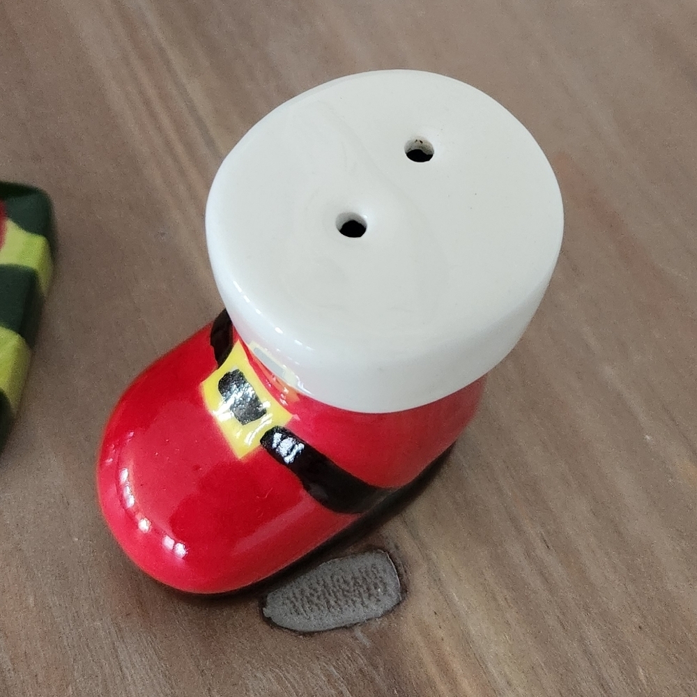 Christmas Ceramic Salt & Pepper Shakers - Santa Boot & Gifts 🎁 NWT - Picture 8 of 12